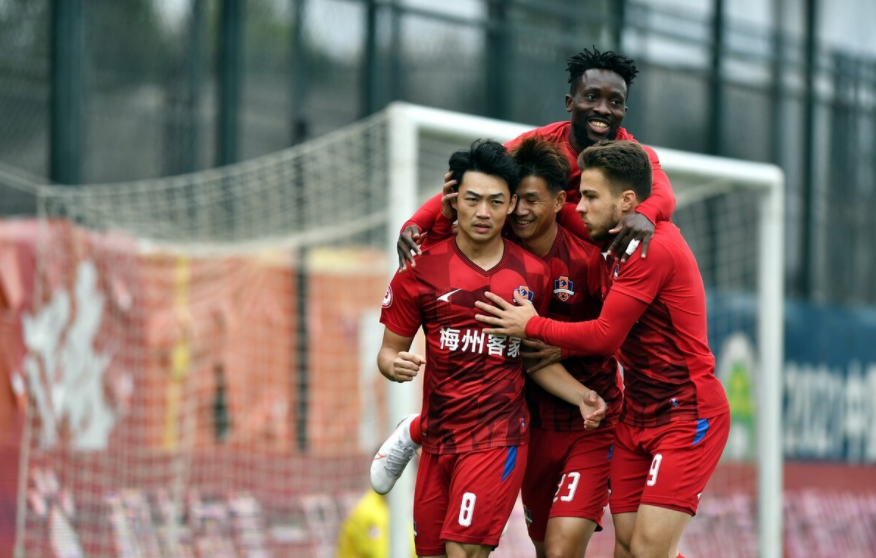  莱万戴帽助球队横扫升班马  