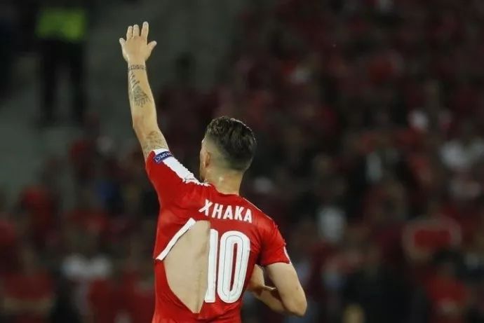 江南体育- 弗赖堡慈善赛筹款百万，球员签名球衣成焦点  